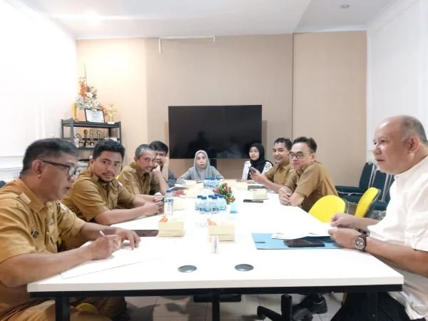 Kepala Dinas Komunikasi dan Informatika, Persandian, dan Statistik (Kadiskominfosantik) Kota Palu, Ridwan Karim, dalam kunjungannya di Dinas Komunikasi dan Informatika (Kominfo) Makassar, di Kantor Diskominfo Makassar.