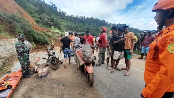 Kondisi Tanah Longsor di Kabupaten Luwu, Jalan Poros Desa Bonglo, Kecamatan Bastem Utara, Senin (26/2)