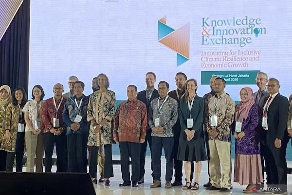 Wakil Menteri Perencanaan Pembangunan Nasional/Wakil Kepala Badan Perencanaan Pembangunan Nasional Febrian Alphyanto Ruddyard (tengah) berfoto bersama dengan para periset yang tergabung dalam Kolaborasi Riset, Ilmu Pengetahuan, dan Inovasi Australia-Indon