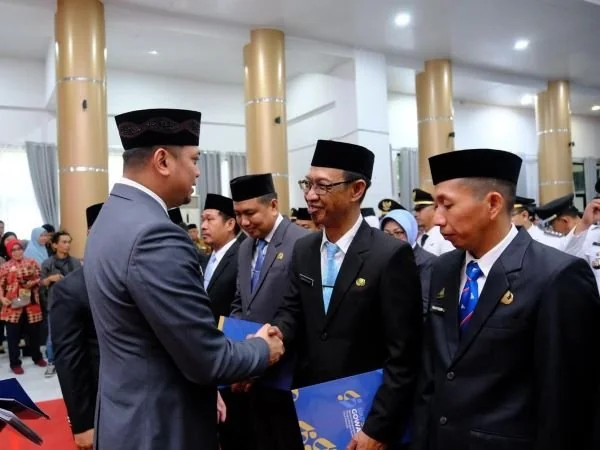 Bupati Gowa, Adnan Purichta Ichsan saat  melantik pejabat lingkup Pemkab Gowa (Dok : Ist).