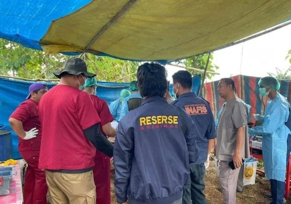 Suasana pembongkaran makam Nimah (37) diduga meninggal tak wajar di Desa Berroanging, Kecamatan Bangkala Barat, Kabupaten Jeneponto, Sulsel, Selasa (4/6).