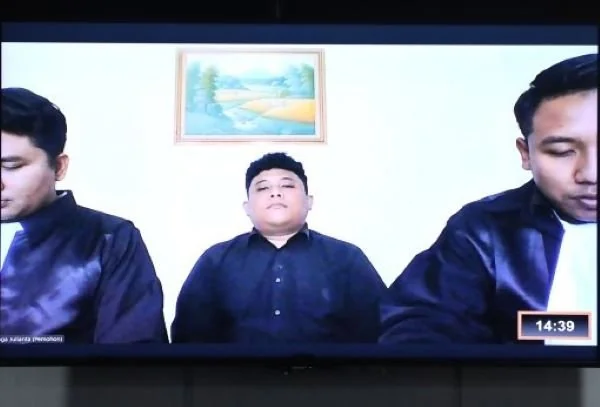 Pemohon, Yoga Julianta didampingi dua kuasa hukumnya menyampaikan dalil-dalil pokok permohonannya secara daring, pada pengujian Undang-undang Nomor 6 Tahun 2023 tentang UU Ciptaker, (Dok: Ist).