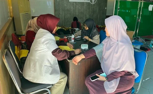 Peserta menjalani pemeriksaan tekanan darah dan kondisi kesehatan oleh petugas sebelum mengikuti donor darah, sebagai prosedur skrining guna memastikan keamanan dan kelayakan proses donor (8/7).