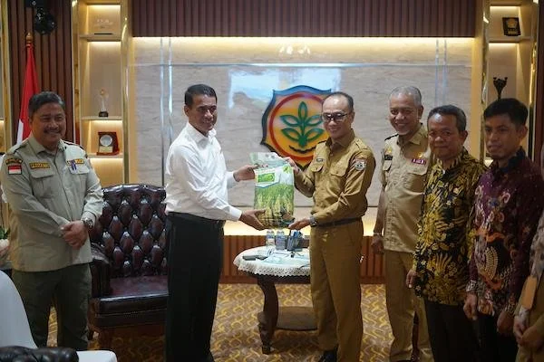 Menteri Pertanian Andi Amran Sulaiman saat menyerahkan secara simbolis bantuan kepada Prof Zudan didampingi Kepala Disbun Sulbar , Herdin Ismail di Kantor Kementan RI(dok:Ist)