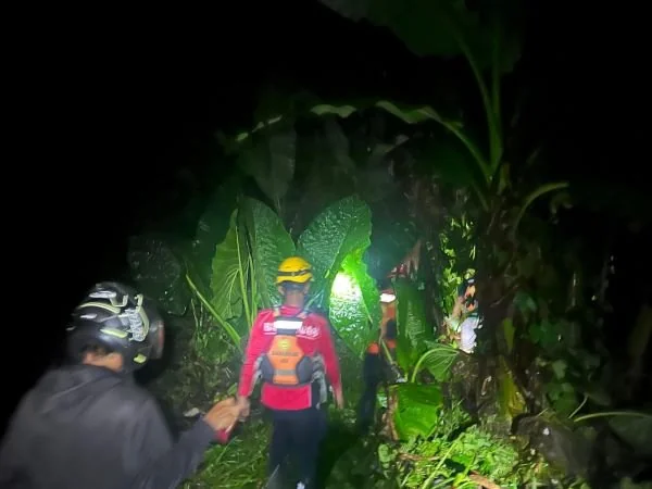 Tim Sar saat melakukan pencarian korban.