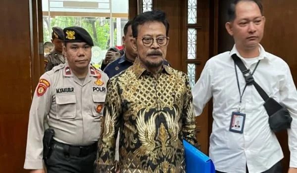 Eks Menteri Pertanian Syahrul Yasin Limpo saat mendengarkan dakwaanya pada Rabu (28/2).