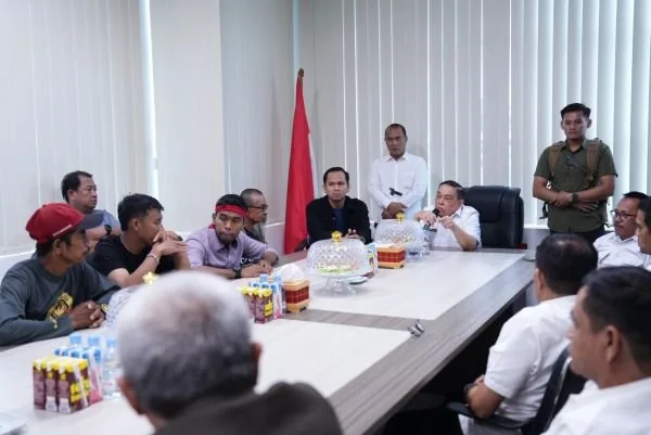 Wakil Gubernur Sulbar, Salim S Mengga saat menemui perwakilan massa aksi (Dok : Ist).