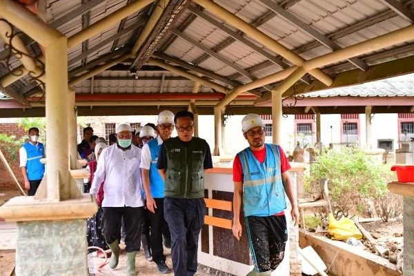 Chief Operating Officer (COO) Badan Pengelola Investasi Daya Anagata Nusantara (Danantara), Dony Oskaria (kedua dari kanan), didampingi Direktur Utama PLN, Darmawan Prasodjo (kedua dari kiri) turun langsung memastikan pemulihan fasilitas kesehatan dan lay