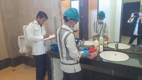 Balai Labkesmas Makassar saat melakukan pemeriksaan lingkungan di Asrama Haji Sudiang (Dok : Ist).