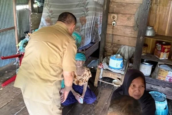 Wakil gubernur Sulbar Salim S Mengga saat mengunjungi salah satu warga kurang mampu di Mamuju (Dok : Ist).