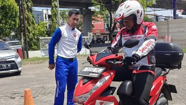 Pemberian edukasi safety riding oleh Asmo Sulsel untuk Telkom Akses Makassar (Dok: Ist)