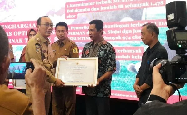 Pj Gubernur Sulsel, Prof Zudan Arif Fakrulloh saat memberi penghargaan dalam sektor peternakan di Hotel M Regency (Dok: Nofi KabarMakassar)
