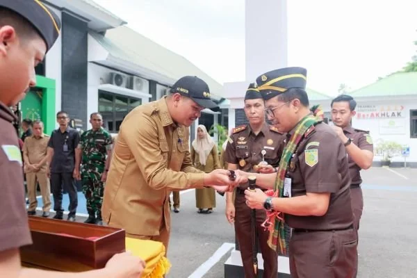Bupati Bantaeng saat melakukan penyambutan kepada  Kajati Sulsel. (Dok: Ist)