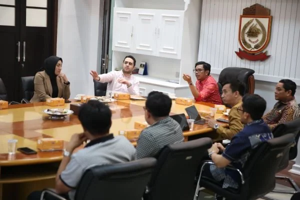Senior executive investment & Portofolio Manager Of JTA International Investment Holding Qatar, Mr. Ali Hadji saat melakukan audiensi ke PJ Sekda Kota Makassar, Firman Hamid Pagarra (Dok : ist).