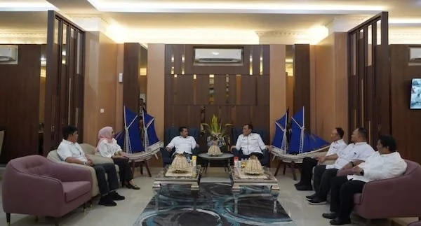 Kejati  Sulsel, Agus Salim saat menggelar pertemuan dengan Kepala Kantor BPN Sulsel, Tri Wibisono, di Kantor Wilayah ATR/BPN Sulsel, Jalan Cendrawasih, Kota Makassar, Selasa (31/10) kemarin. (ist).