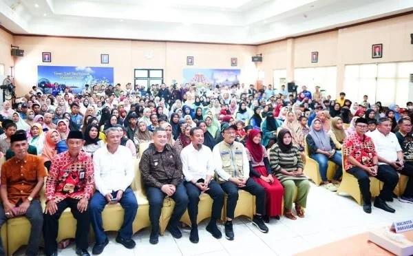 Gubernur Sulsel Andi Sudirman Sulaiman dan Menteri Sosial Saifullah Yusuf bersama dengan keluarga calon siswa Sekolah Rakyat di Makassar (Dok: Ist)