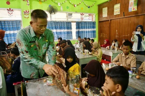 Pj Gubernur Sulsel, Prof Fadjry Djufry saat memberikan telur dan susu gratis di Makassar (Dok: Ist)