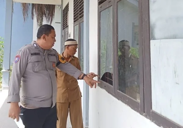 Personel Polsek Malunda saat mendatangi TKP Pencurian (Dok : Ist).