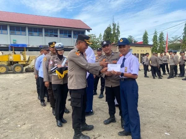 Penyerahan beasiswa oleh Polres Kepulauan Selayar (Dok: Ist).