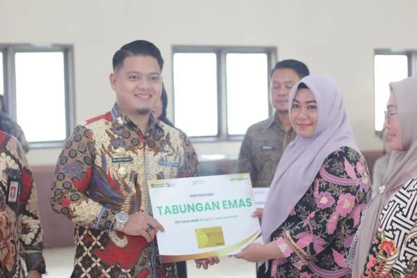 Wakil Bupati Luwu Muh. Dhevy Bijak Pawindu menyerahkan tabungan emas kepada pelaku UMKM (dok. Ist)