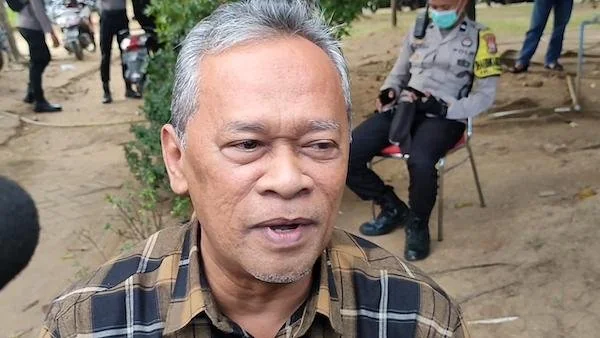 Wakil Rektor (WR) III Bidang kemahasiswaan Universitas Negeri Makassar (UNM), Prof Andi Muhammad Idkhan saat di wawancarai awak media di pelayaran menara Phinisi UNM (Dok : Atri KabarMakassar)