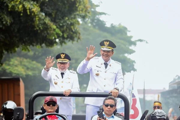 Ribuan Masyarakat Iringi Bupati Uji Nurdin Masuk Rujab