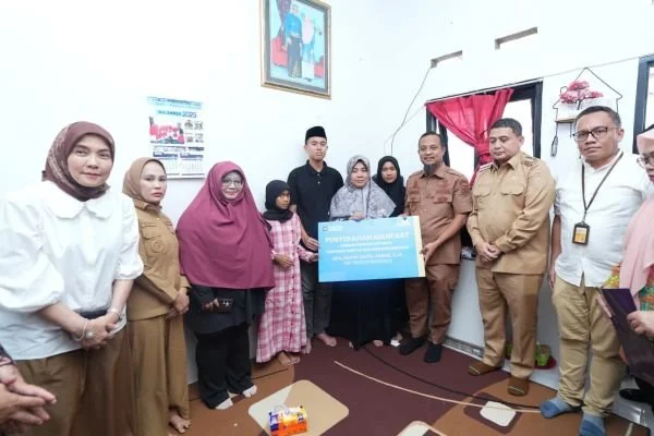 Gubernur Sulsel Serahkan Bantuan untuk Keluarga Kasi Kesra Korban Kebakaran DPRD Makassar (Dok : Ist).