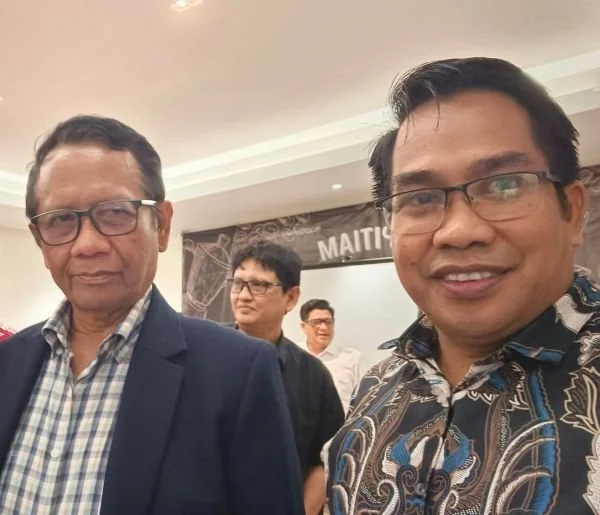 Akademisi Universitas Islam Negeri Makassar (UINAM), Prof Firdaus Muhammad bersama Anggota Komisi Percepatan Reformasi Polri, Prof Mahfud MD, (Dok: Ist).
