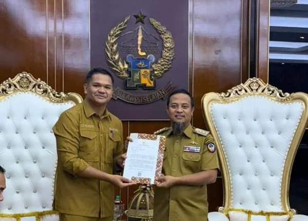 Bupati Bantaeng M Fathul Fauzy Nurdin saat mengajukan surat pembangunan gedung baru RSUD Bantaeng ke Gubernur Sulsel, Andi Sudirman Sulaiman. (Ist).