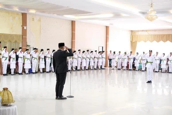 Bupati Bantaeng, M Fathul Fauzy Nurdin, saat mengukuhkan pasukan Pengibar Bendera Pusaka (Paskibraka) Tahun 2025, di Gedung Balai Kartini Bantaeng. Jumat, (15/8).