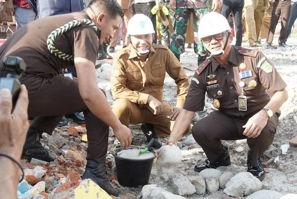 Kajati Sulsel Sila H. Pulungan melakukan groundbreaking pembangunan mess pegawai Kejari Luwu Utara di Masamba (dok. Ist)