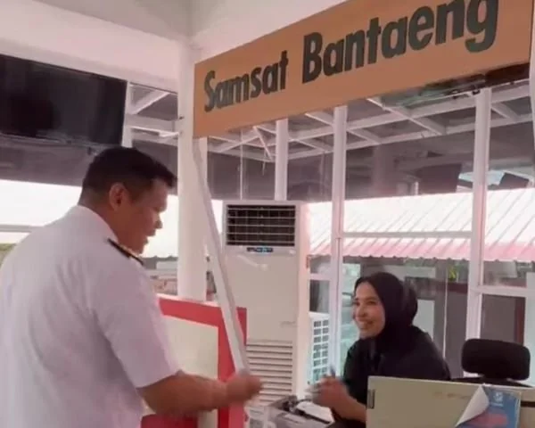 Bupati Bantaeng, M. Fathul Fauzy Nurdin saat melakukan peninjauan Mall pelayanan publik (Dok : ist).
