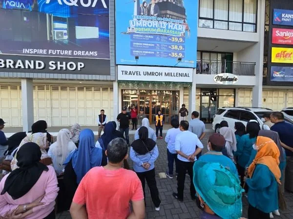 Perumda Parkir Makassar saat melakukan kegiatan Sabtu Bersih (Dok : ist).