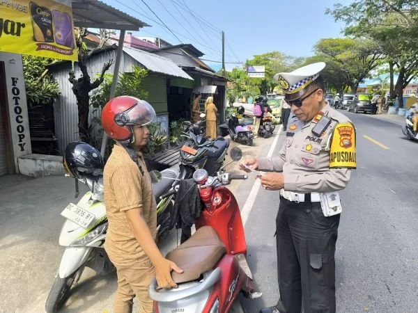 Operasi Patuh Marano yang dilaksanakan Satlantas Polres Majene  Lingkungan Deteng-deteng, Kelurahan Totoli, Kecamatan Banggae (Dok : Ist).