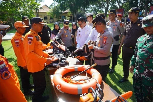 Pemkab Luwu dan Polres Luwu memeriksa alat kelengkapan lapangan kebencanaan (dok. Ist)