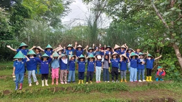 PG-TK Sekolah Alam Bosowa menggelar kegiatan outing edukatif di Kebun Denassa. Dok. Ist