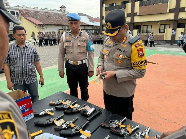 Kapolres Gowa saat memeriksa Senpi para aparat kepolisian (Dok:Ist)