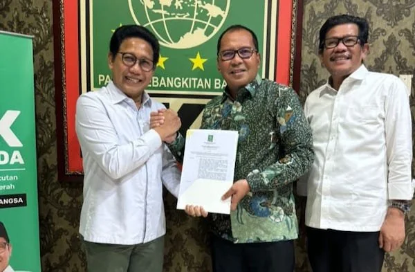 Ketum DPP PKB Muhaimin Iskandar saat menyerahkan rekomendasi kepada Danny Pomanto sebagai bakal calon Gubernur Sulsel 2024 didampingi Azhar Arsyad.