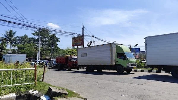 Suasana antrian Kendaraan di SPBU (dok kabarMakassar)