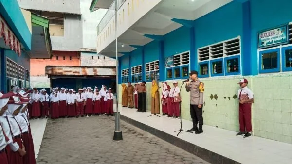 Bhabinkamtibmas Polres Majene Kelurahan Banggae, Briptu Aco Muhammad Nur Alim, saat melaksanakan kegiatan "Polisi Go to School" di SD Negeri 1 Saleppa (Dok : Ist).