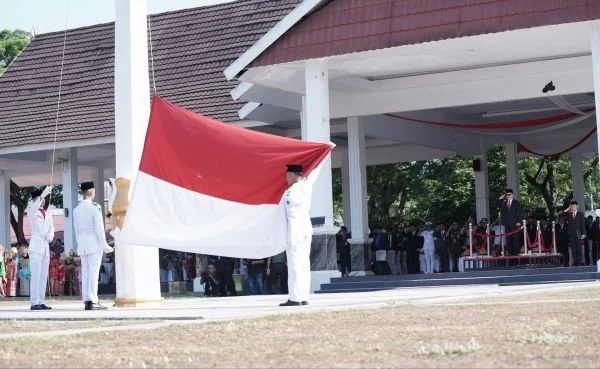 Sekprov Sulsel, Jufri Rahman saat memimpin upacara peringatan Hari Sumpah Pemuda Tingkat Provinsi Sulsel (Dok: Ist).