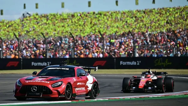 Pembalap Ferrari Charles Leclerc (kanan) berkendara di belakang safety car dalam balapan Formula 1 GP Inggris di Sirkuit Silverstone, Inggris, Minggu (5/7/2026). AFP/Ben Stansall
