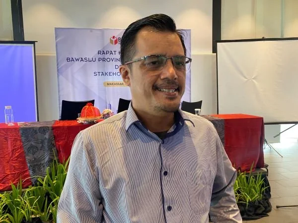 Kepala Divisi Data dan Informasi Bawaslu Sulsel, Alamsyah saat diwawancarai awak media (Dok: Atri KabarMakassar).