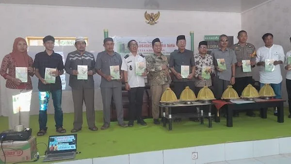 Pemerintah Desa Bulusibatang BPD bersama Tokoh Agama dan Tokoh Masyarakat saat menghadiri Launching buku " Butta Kagurunag, Barobbo Bulusibatang Dulu Kini dan Nanti "di Aula Kantor Desa Bulusibatang.