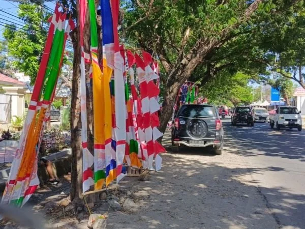 Suasana lapak Ahmad (38) penjual bendera musiman di Jl Pahlawan, Kecamatan Binamu, Kabupaten Jeneponto, Sulawesi Selatan (Dok : Ullah KabarMakassar).