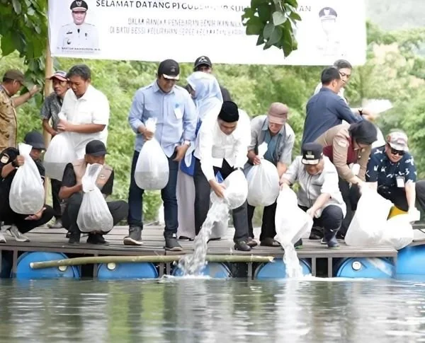 Pj Gubernur Sulsel, Bahtiar Baharuddin tebar benih ikan nila di Barru, Jumat (22/3).