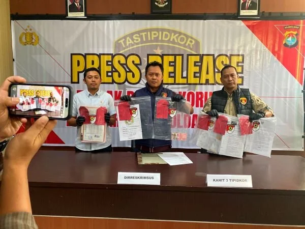 Konferensi pers Direktur Reserse Kriminal Khusus Polda Sulbar Kombes Pol Abd Azis yang berlangsung di Aula Ditreskrimsus. (Dok: Ist)