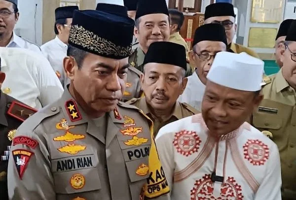 Kapolda Sulsel Irjen Pol Andi Rian R Djajadi bersama Ustaz Das'ad Latif