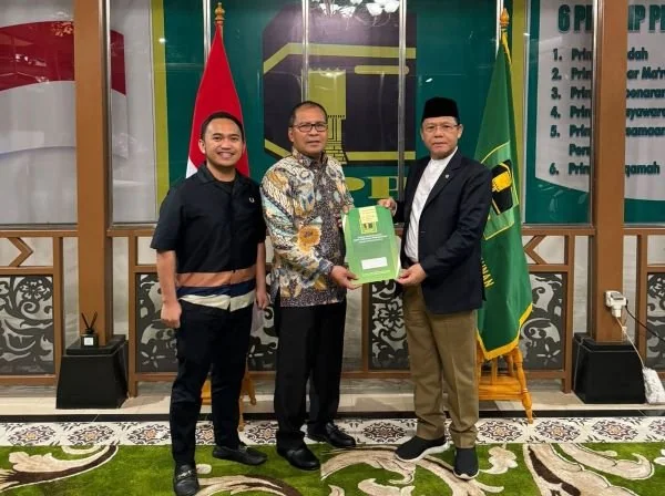 Ketua DPP PPP, Mardiono serahkan surat tugas pilgub 2024 kepada Danny Pomanto  (Dok : ist).