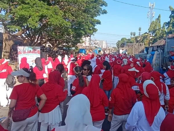 Suasana Pedagang Pasar Senggol saat Senam Kemerdekaan (Dok: Ist).